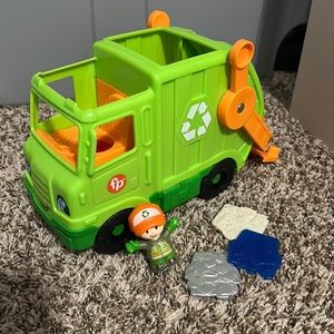 Fisher-Price Little People Musical Toy Recycling Truck, Garbage with Fig…